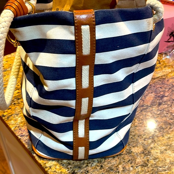 MICHAEL KORS NAVY AND WHITE STRIPED NAUTICAL CANVAS TOTE WITH THICK ROPES - Picture 2 of 6